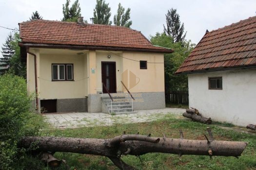KUĆA SA DVORIŠTEM U PODLUGOVIMA/ILIJAŠ 95 m2